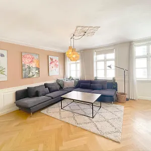 https://large-flat-w-4-bedrooms-in-copenhagen.copenhagenhotelselect.com